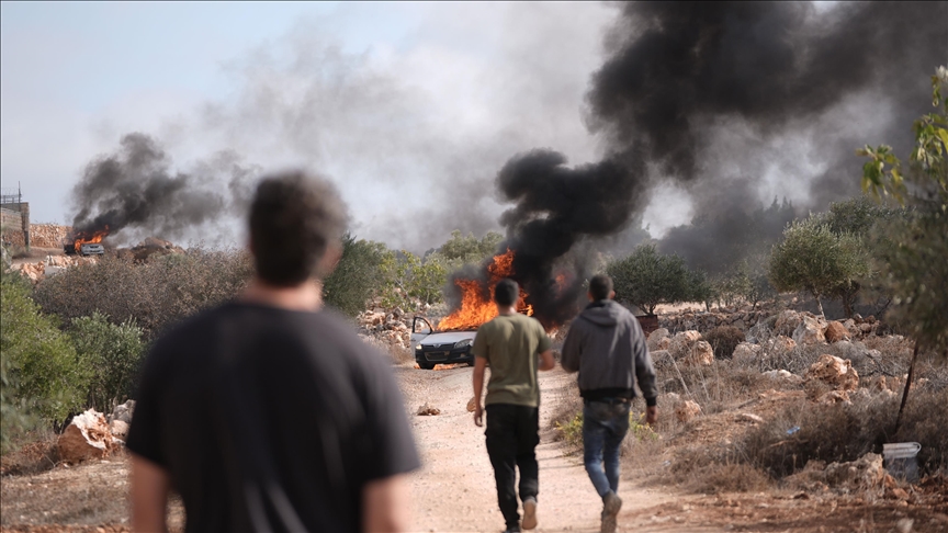 الضفة.. مستوطنون إسرائيليون يحرقون مركبتين ويخطون شعارات عنصرية 