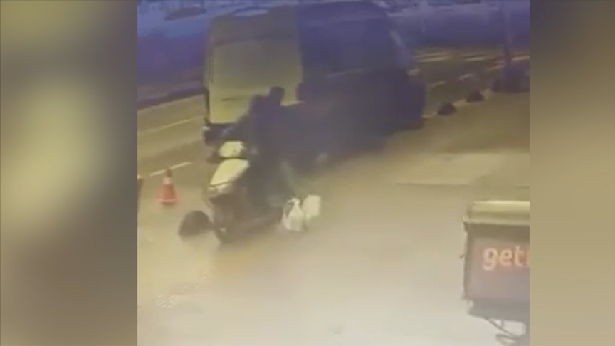 Bahçelievler'de polis kaçan şüpheliyi kuryenin motosikletine binerek yakaladı