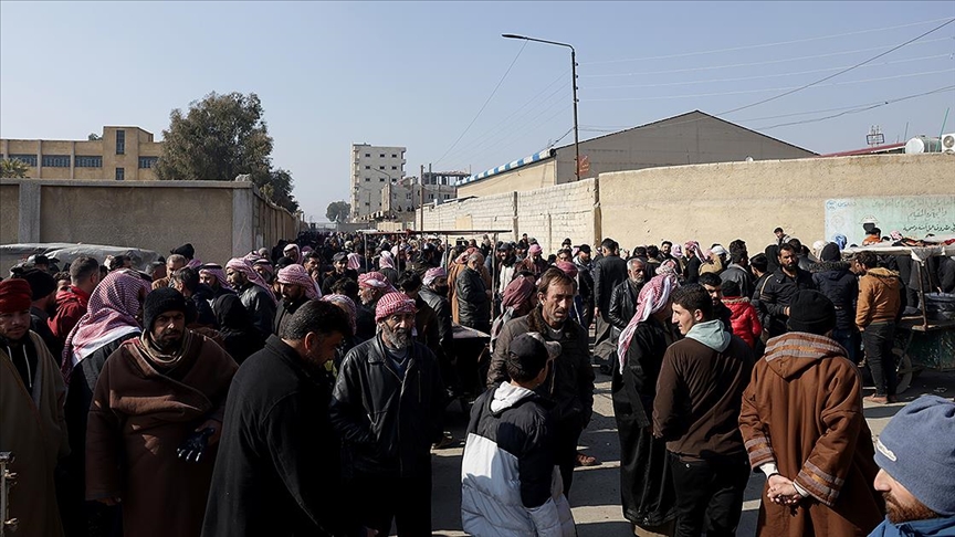 Terör örgütü YPG'nin alıkoyduğu yakınlarını arayan aileler, Rakka'daki Aktan Hapishanesi önünde umut nöbetini sürdürüyor