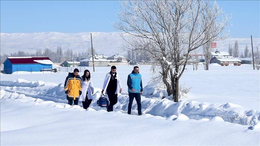 Muş'ta sağlık ekipleri hastalara hizmet için karlı yollarda