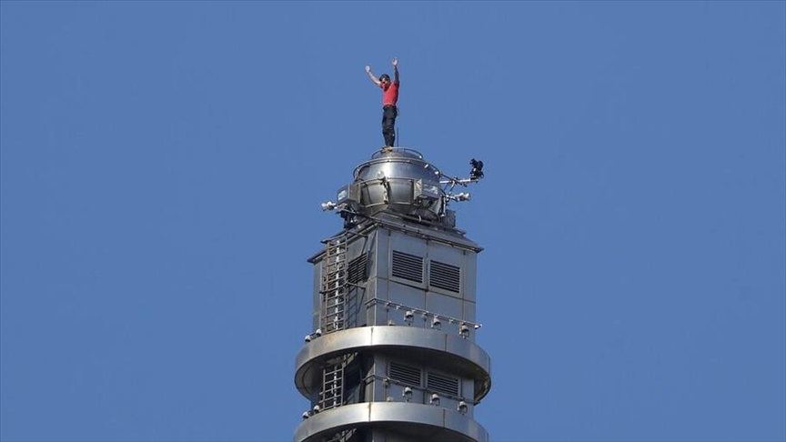 ABD'li tırmanıcı Alex Honnold, "Taipei 101" gökdeleninin tepesine ipsiz çıktı 