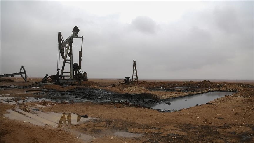 Li Sûriyeyê, li deverên ku ji YPGya rêxistina terorê hatine sitandin, derxistina neftê destpê kir