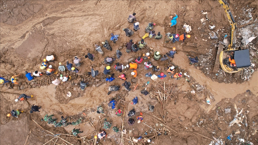 Indonésie : le bilan d’un glissement de terrain porté à 16 morts, des dizaines de disparus