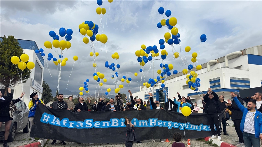 İzmir'de lösemi tedavisi süren 3 yaşındaki Afra için gökyüzüne balonlar bırakıldı