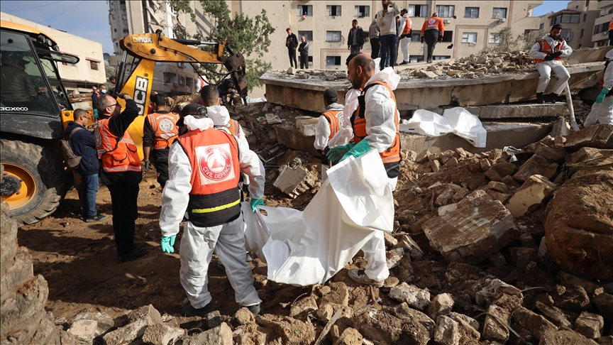 غزة.. انتشال جثامين فلسطينيين قتلوا في حرب الإبادة ودفنوا عشوائيا