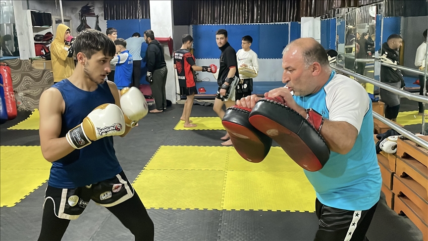 Ömrünü muaythai ve kickboksa adayan milli antrenör, şampiyon sporcular yetiştiriyor