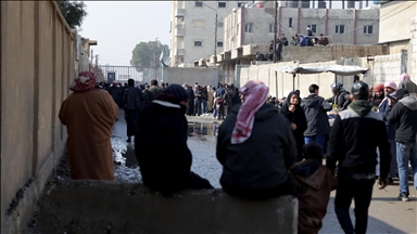 عائلات سورية تواصل الانتظار أمام سجن الأقطان في الرقة