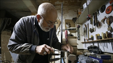 Yarım asırdan fazla süredir aynı tutkuyla ahşaba şekil veriyor