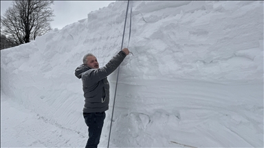 Ordu'da yer yer insan boyunu aşan karla mücadele sürüyor