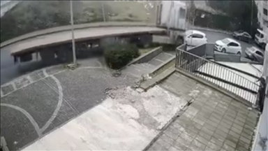 Başakşehir'de park halindeki tırın kayarak 5 araca çarpması kameralara yansıdı