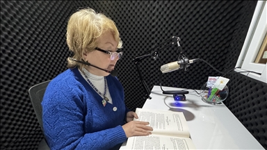 Gönüllüler, görme engelliler için kitapları "konuşturuyor"