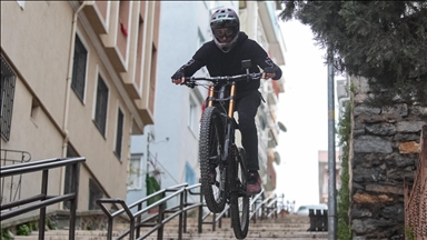 I riu i shndërron shkallët e Stambollit në pistë çiklizmi