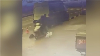 Bahçelievler'de polis kaçan şüpheliyi kuryenin motosikletine binerek yakaladı