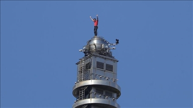 ABD'li tırmanıcı Alex Honnold, "Taipei 101" gökdeleninin tepesine ipsiz çıktı 