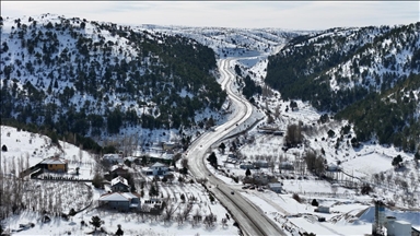 Karaman'da kar yağışıyla beyaza bürünen köyler dronla görüntülendi
