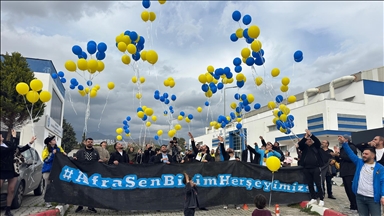 İzmir'de lösemi tedavisi süren 3 yaşındaki Afra için gökyüzüne balonlar bırakıldı