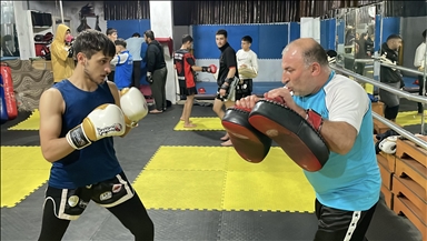 Ömrünü muaythai ve kickboksa adayan milli antrenör, şampiyon sporcular yetiştiriyor