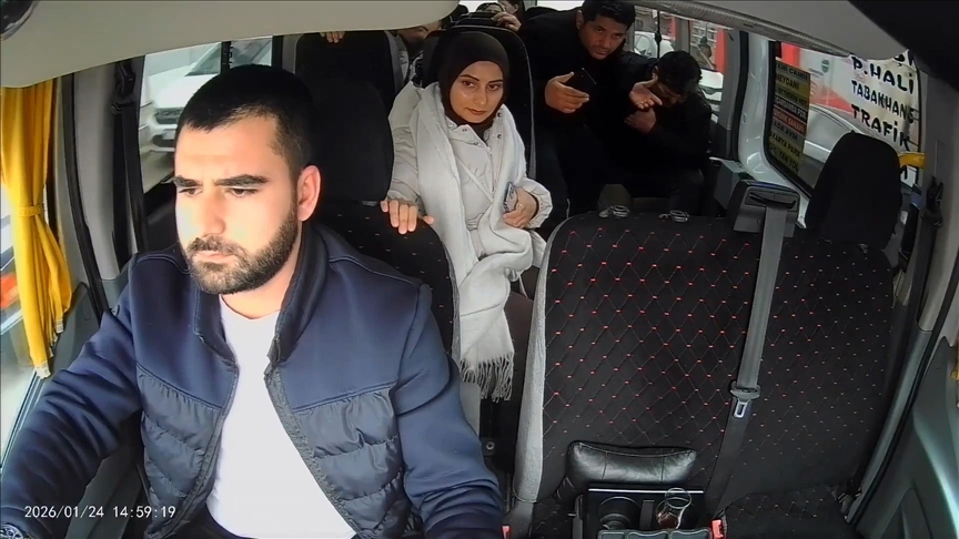 Sakarya'da minibüs şoförünün fenalaşan yolcuyu hastaneye yetiştirmesi kamerada
