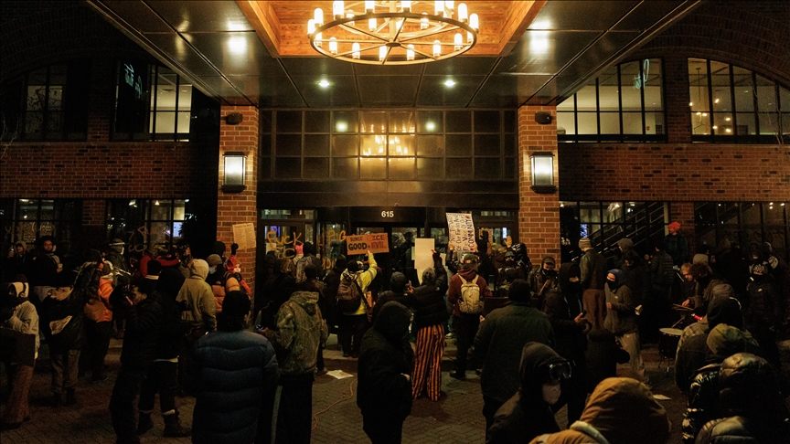 Protesters in US damage Minneapolis hotel believed to house ICE agents