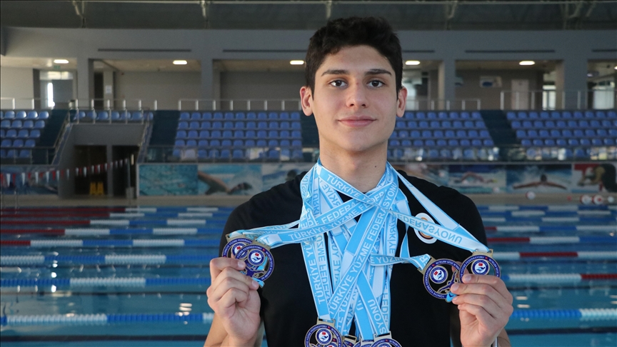 Ağabeyine özenip başladığı yüzmede 138 madalya kazandı