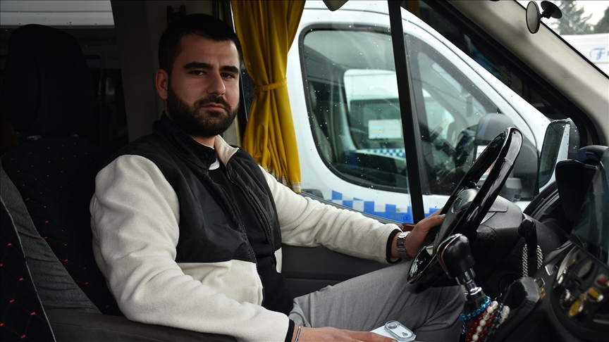 Sakarya'da minibüs şoförünün fenalaşan yolcuyu hastaneye yetiştirmesi kamerada