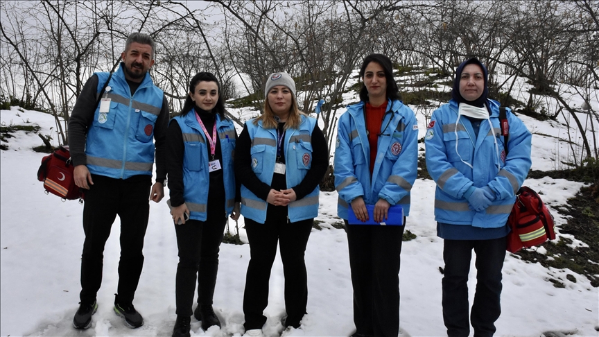 Ordu'da evde sağlık ekipleri karlı yolları aşarak hastalara ulaşıyor
