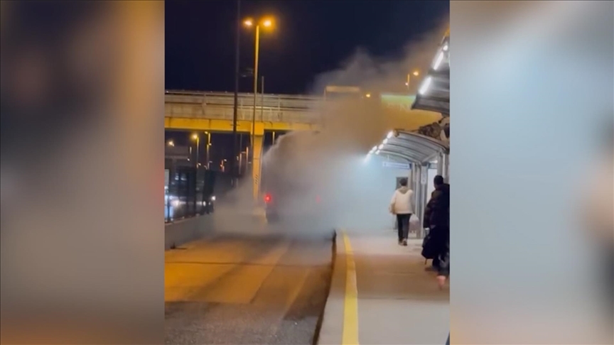 Üsküdar’da motoru yanan metrobüste hasar oluştu