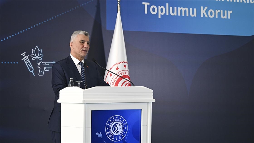 Ticaret Bakanı Ömer Bolat: 2025'te 8 milyon 400 bin ihracat ve ithalat konteyneri gümrüklerimizden geçiyor
