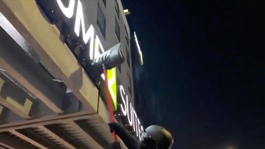 Demonstranti u SAD-u oštetili hotel u Minneapolisu za koji vjeruju da u njemu borave agenti ICE-a