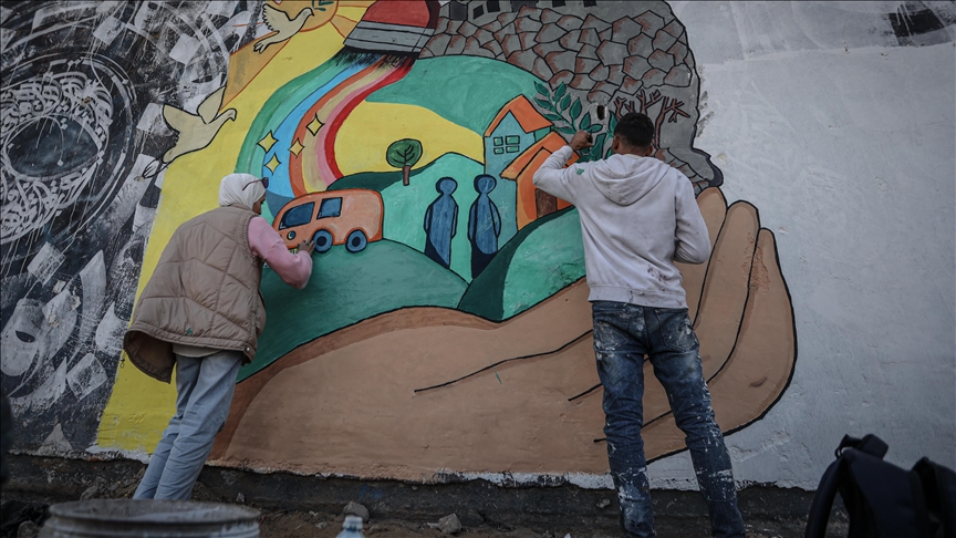 Artistët e rinj palestinezë pikturojnë grafite shpresëdhënëse mes rrënojave të Gazës