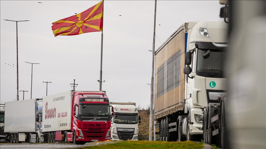 Transportuesit bllokojnë vendkalimet kufitare, kërkojnë zgjidhje për qëndrimin në zonën e shengenit