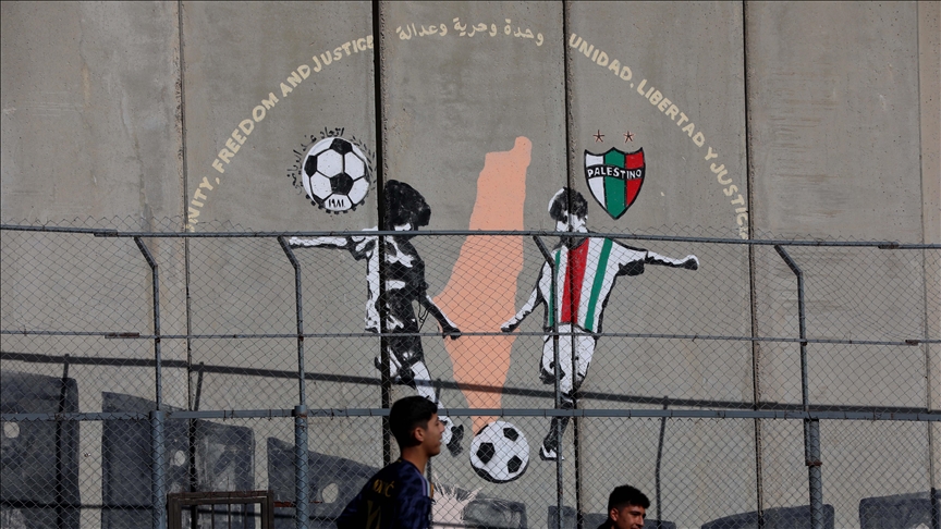 المواجهة بالفن.. جدارية تقاوم تهديد إسرائيل بهدم ملعب مخيم عايدة (تقرير)