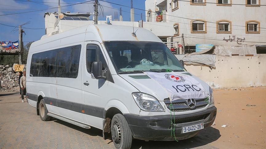 إسرائيل تفرج عن 9 أسرى و"الصليب الأحمر" ينقلهم لمستشفى وسط غزة