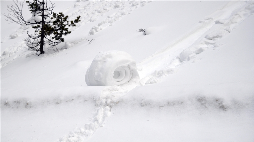 Doğada ender oluşan kar ruloları Ilgaz Dağı'nda görüntülendi