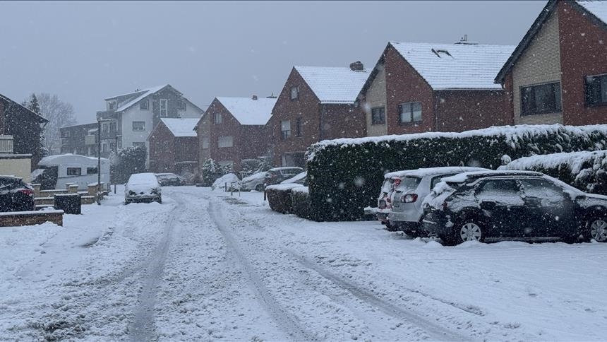 Almanya'da kar yağışı ve buzlanma hayatı olumsuz etkiledi