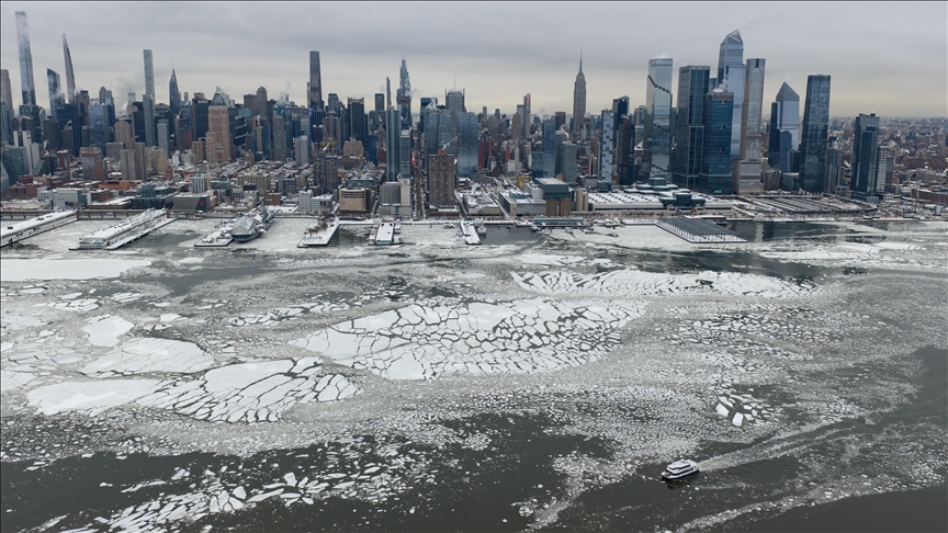 Lumi Hudson në New York pjesërisht i ngrirë pas stuhisë të rëndë dimërore