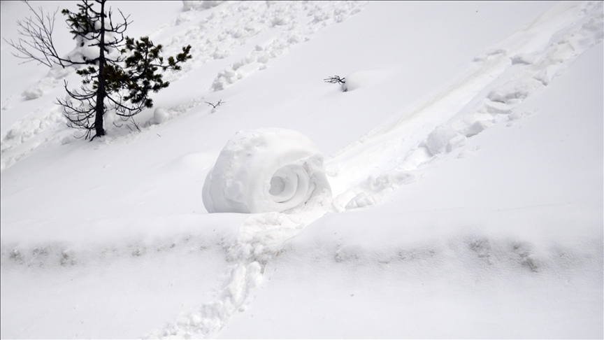 Fenomeni i rrallë i rrotullave të borës u vëzhgua në malin Ilgaz në Turqi