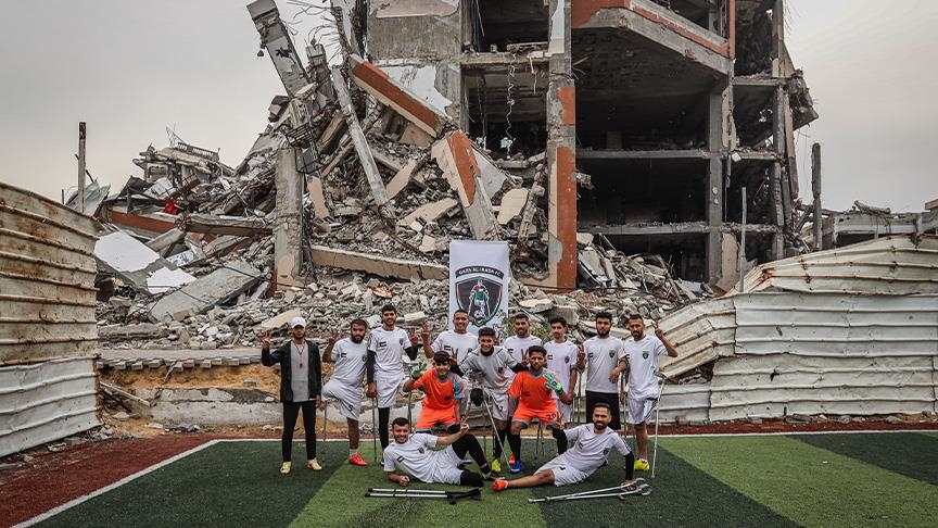 عشق المستديرة بغزة.. فريق لمبتوري الأطراف يتحدى الدمار (تقرير)