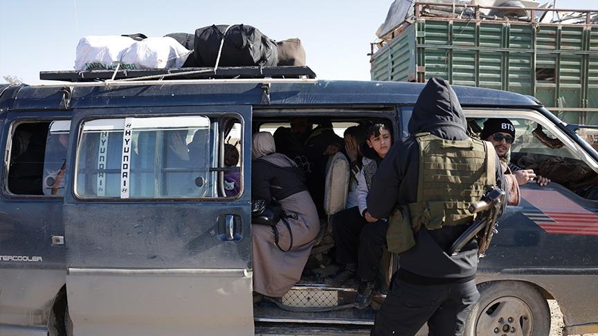 سوريا.. مدنيون في الحسكة يفرون عبر طرق ترابية هربا من "قسد"