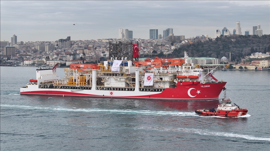 Anija e shpimit në det të thellë "Yildirim", kalon nëpër Ngushticën e Stambollit