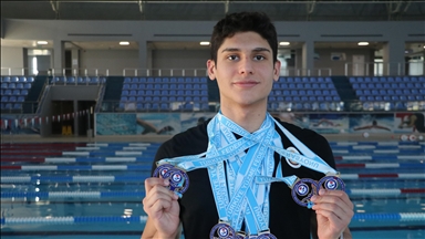 Ağabeyine özenip başladığı yüzmede 138 madalya kazandı