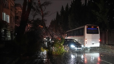 İzmir'de kuvvetli fırtına ve sağanak hayatı olumsuz etkiledi