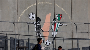 المواجهة بالفن.. جدارية تقاوم تهديد إسرائيل بهدم ملعب مخيم عايدة