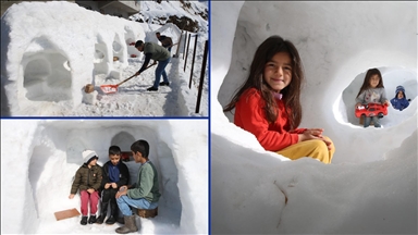 Çocuklar için kardan igluyu andıran oyun grubu yaptı