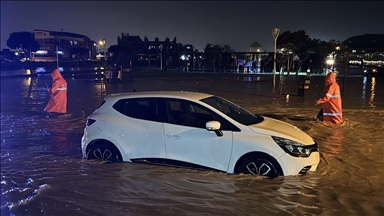 Antalya'da etkili olan fırtına ve hortum bazı ev, sera ve araçlara zarar verdi