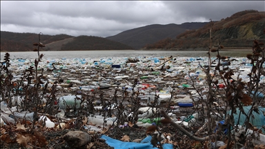 Kosovo: Površina jezera Badovac prekrivena smećem i otpadom