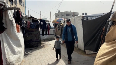 İsrail'in Gazze'ye saldırısında gözünü kaybeden 5 yaşındaki Adem sağlığına ve annesine kavuşacağı günü bekliyor