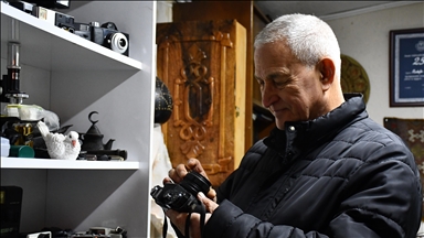 Emekliliğin ardından topladığı eski eşyaları evinin bahçesindeki depoda sergiliyor