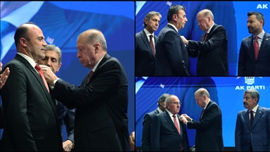 Cumhurbaşkanı Erdoğan, AK Parti'ye katılan belediye başkanlarına rozetlerini taktı