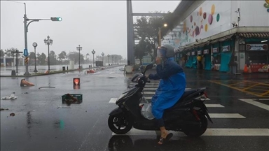 Heavy snow derails normal life in northern Japan